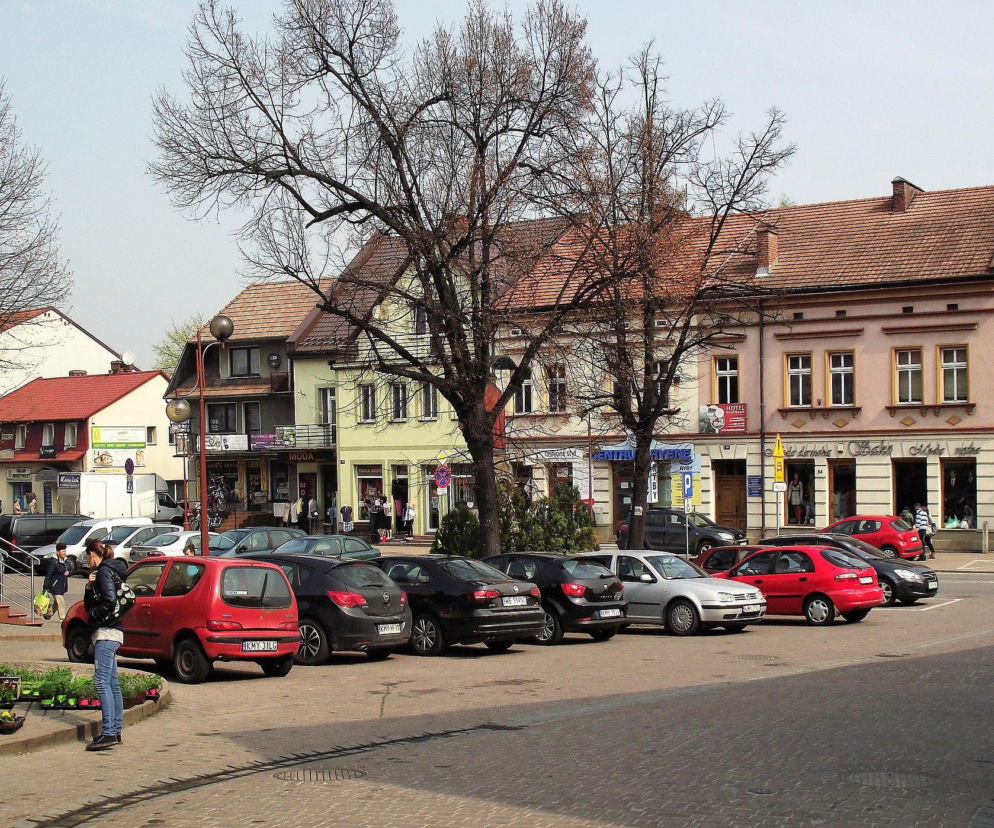 Kamienice i parking na rynku w Dobczycach. O historii tego małopolskiego miasta przeczytasz na Eska Kraków.