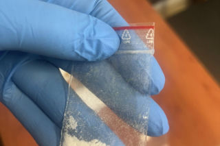 Musieli użyć pałki i wybić szybę w aucie. Niecodzienny przebieg policyjnej interwencji w powiecie rawickim