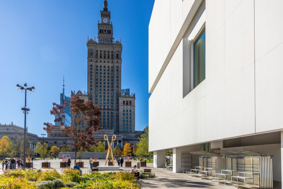 „Sobowtórka” - monumentalne, złote nożyce autorstwa VALIE EXPORT stanęły przed Muzeum Sztuki Nowoczesnej