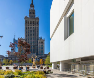 „Sobowtórka” - monumentalne, złote nożyce autorstwa VALIE EXPORT stanęły przed Muzeum Sztuki Nowoczesnej