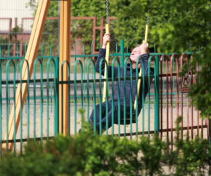 Dziadek Tusk zabrał wnuki na plac zabaw