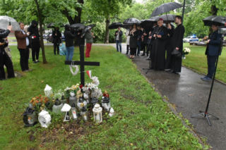 Mieszkańcy i władze modlili się w miejscu zabójstwa 24-letniej Klaudii. Atak słowny na prezydenta