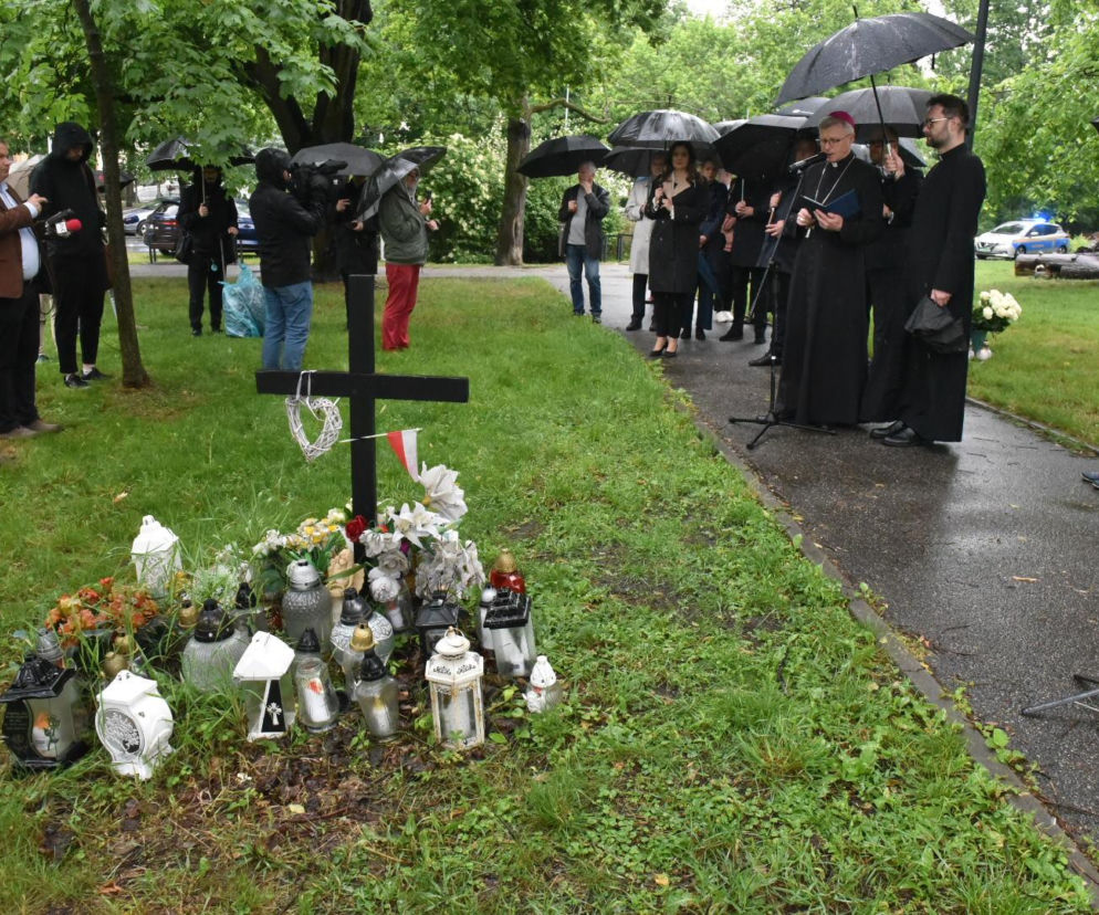 Mieszkańcy i władze modlili się w miejscu zabójstwa 24-letniej Klaudii. Atak słowny na prezydenta