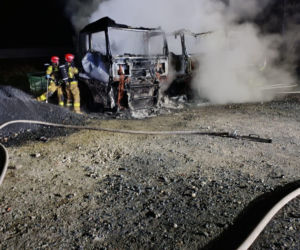Pożar na terenie firmy w Nietążkowie. Spłonęły dwa ciągniki siodłowe