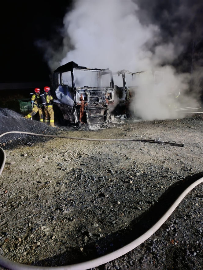 Pożar na terenie firmy w Nietążkowie. Spłonęły dwa ciągniki siodłowe