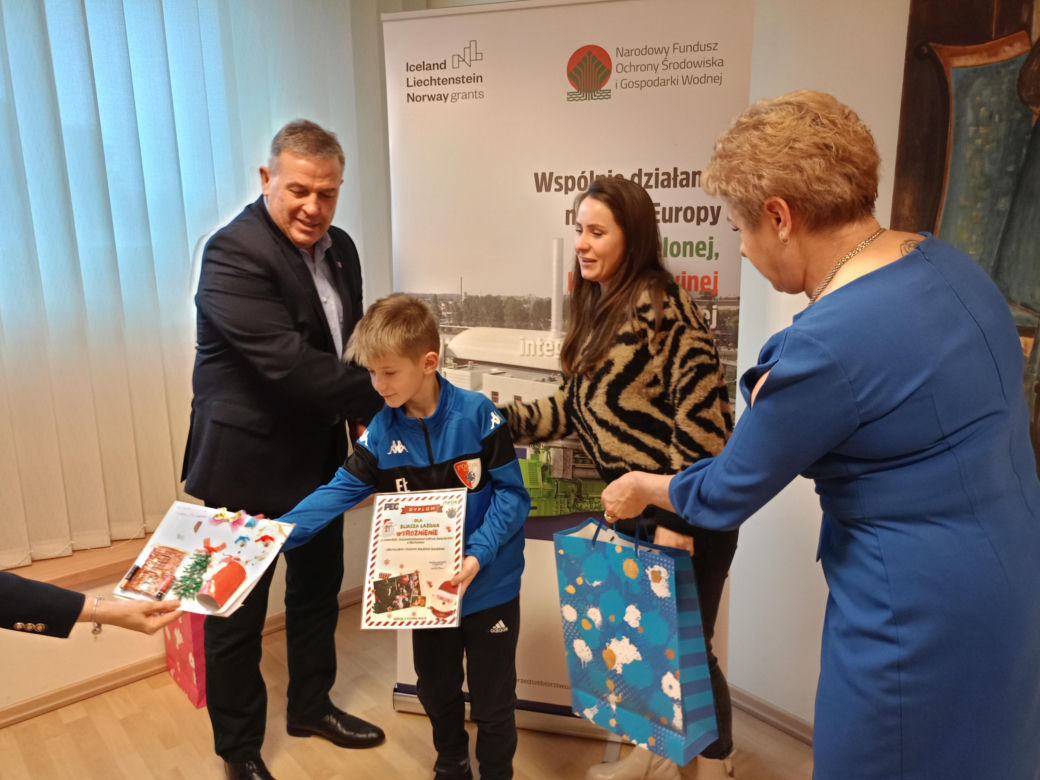 Podsumowanie konkursu na bożonarodzeniową kartkę świąteczną z recyklingu odbyło się w siedzibie Przedsiębiorstwa Energetycznego w Siedlcach