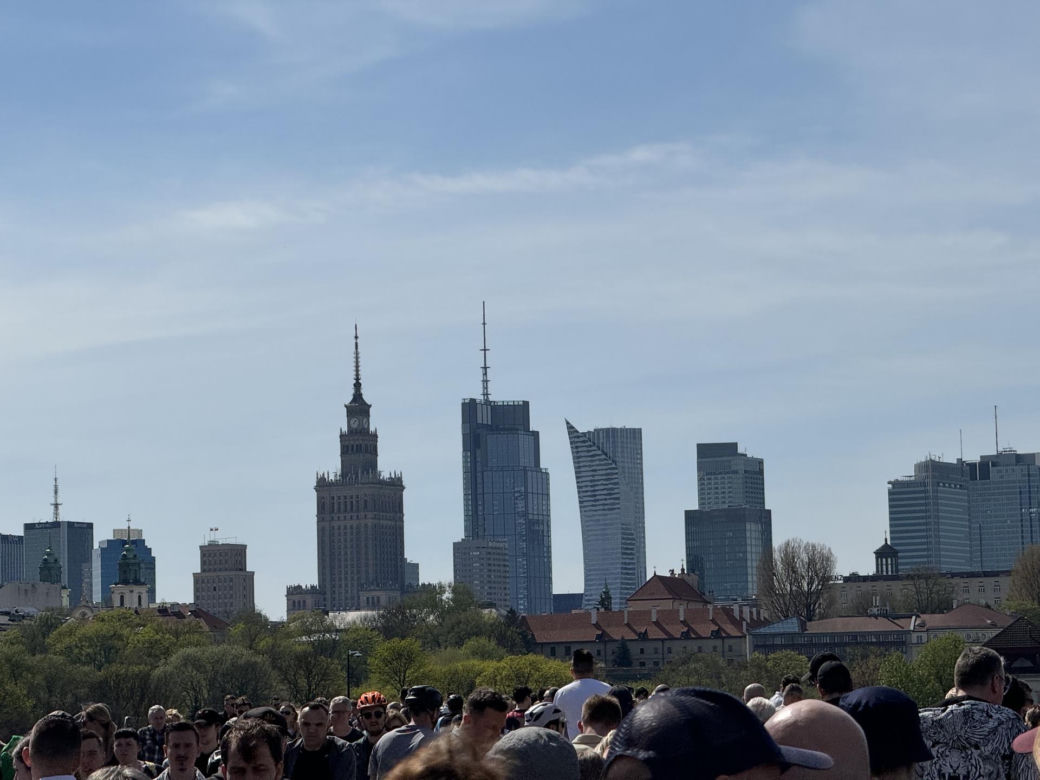 Tłumy na nowym moście pieszo-rowerowym. Kolizje z rowerzystami 