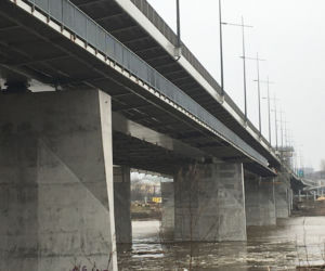 Budowa kładki pieszo-rowerowej na moście Łazienkowskim nabiera tempa