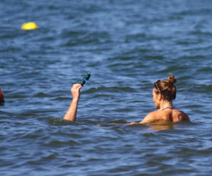 Edyta Herbuś na plaży