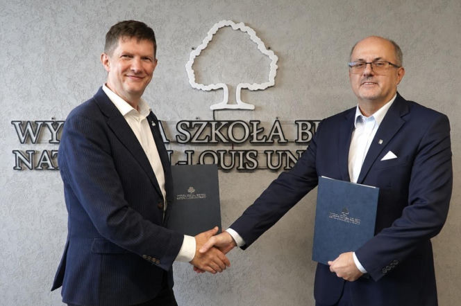 Dariusz Woźniak i Bogusław Kołcz podają sobie dłonie, trzymając teczki. O współpracy szkół pisze Eska Nowy-Sącz.