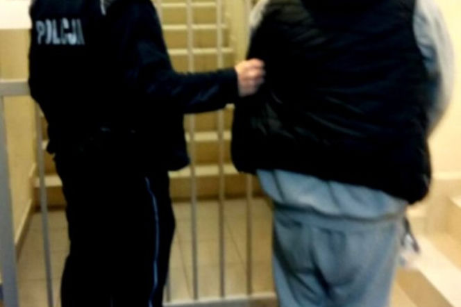 Pościg za mężczyzną na hulajnodze