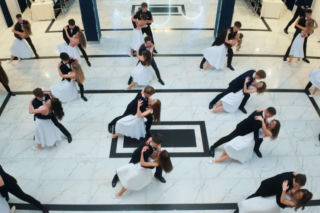 Ta studniówka przejdzie do historii. Zrezygnowali z poloneza i podbijają internet