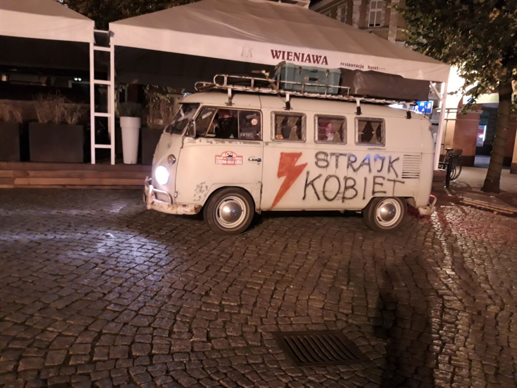  Skandowano, skakano i śpiewano... Kolejny "Strajk Kobiet" w Lesznie