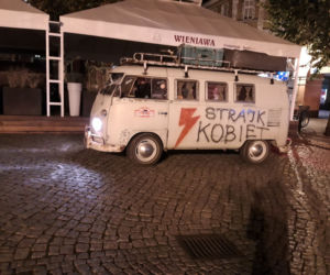  Skandowano, skakano i śpiewano... Kolejny Strajk Kobiet w Lesznie
