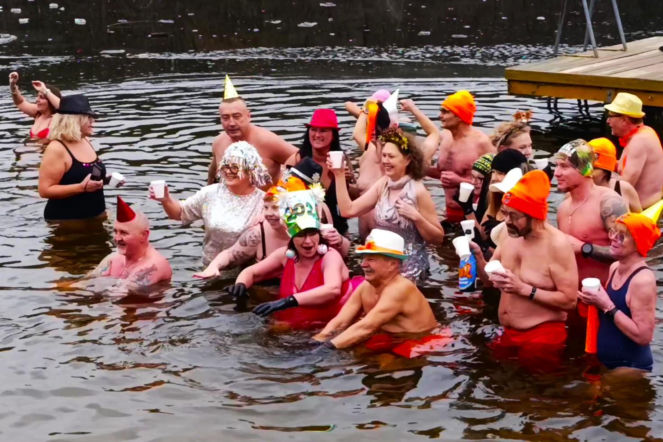 Szczecińskie morsy w szampańskich nastrojach! Tak powitali Nowy Rok