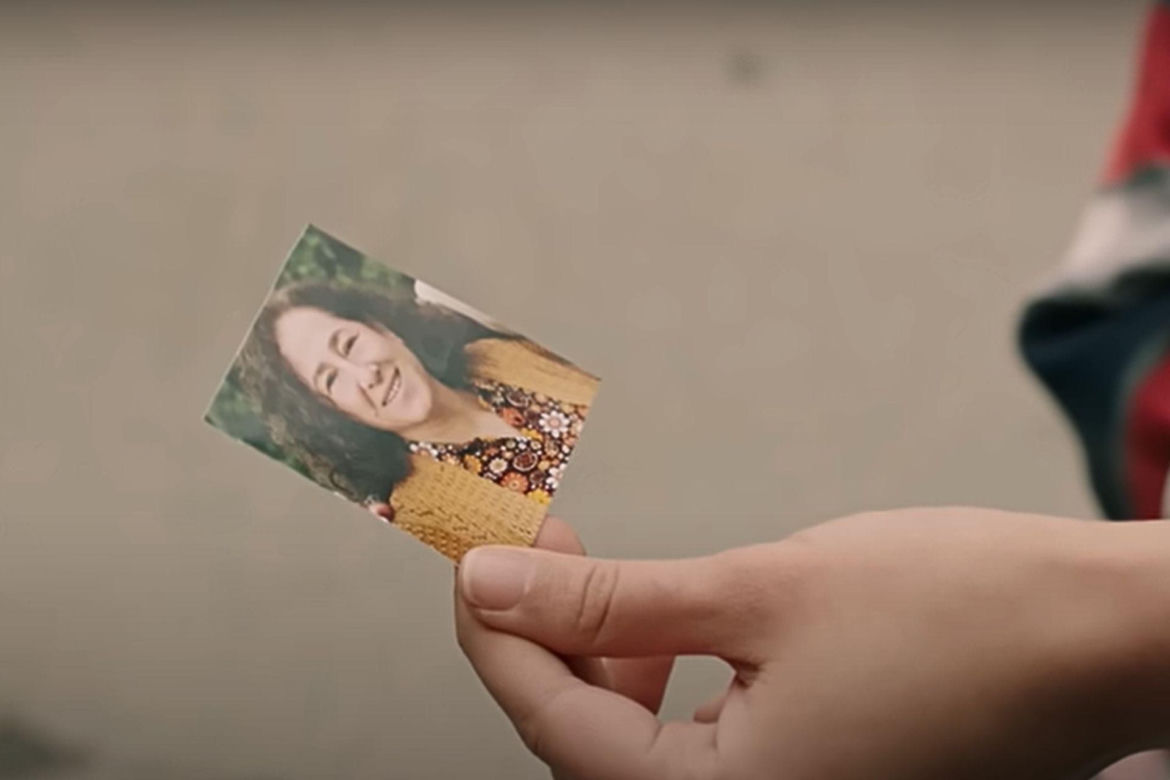 Dziewczyna zapyta, kim jest kobieta ze zdjęcia