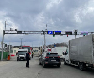 Ukraińscy pogranicznicy mają spore problemy z odprawą uchodźców uciekających przed wojną