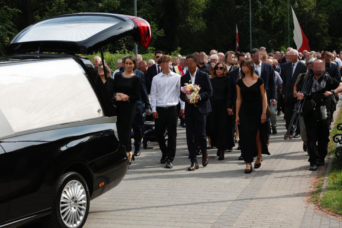 Tak wygląda grób matki Morawickiego, morze kwiatów