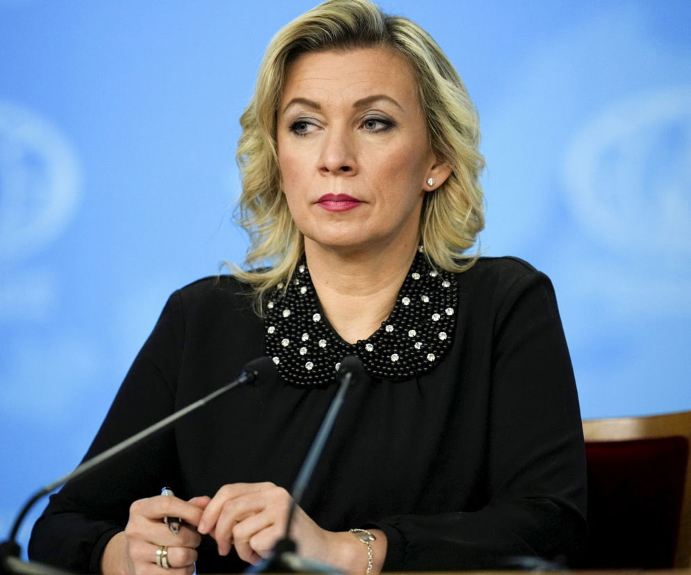 Maria Zacharowa przy mikrofonach. O jej ostrzeżeniach pod adresem Londynu i Paryża przeczytasz na SE Portal Obronny.