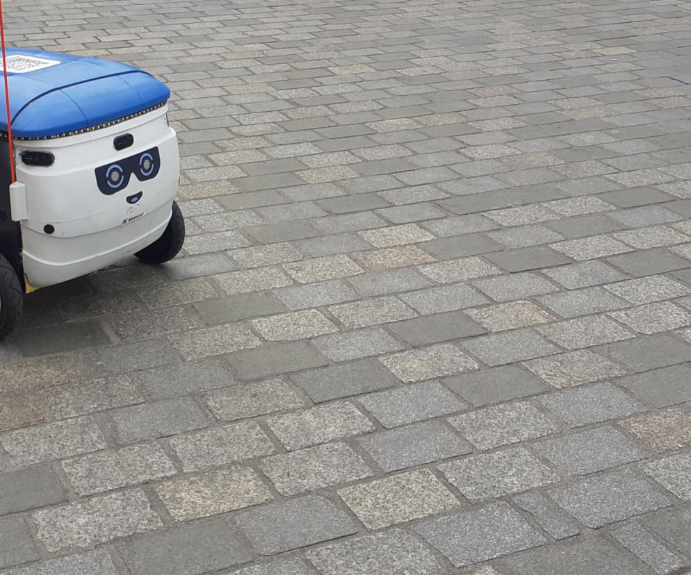 Pierwszy w Polsce robot, który dostarcza jedzenie powstał w Lublinie. Trwają jego testy  