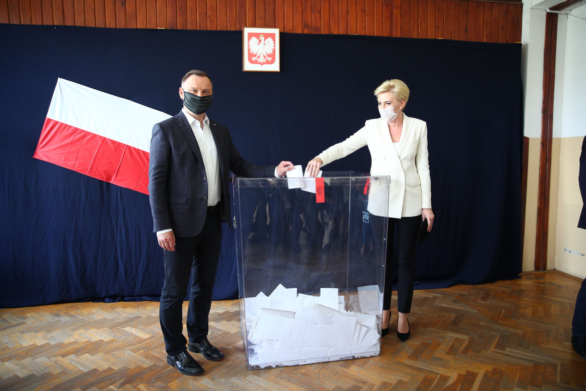 Wybory 2020 Andrzej Duda wraz z elegancką małżonką w komisji wyborczej oddali głosy