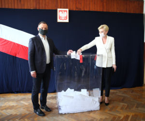 Wybory 2020 Andrzej Duda wraz z elegancką małżonką w komisji wyborczej oddali głosy