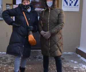 Marzną na siarczystym mrozie żeby zapisać się na szczepienie