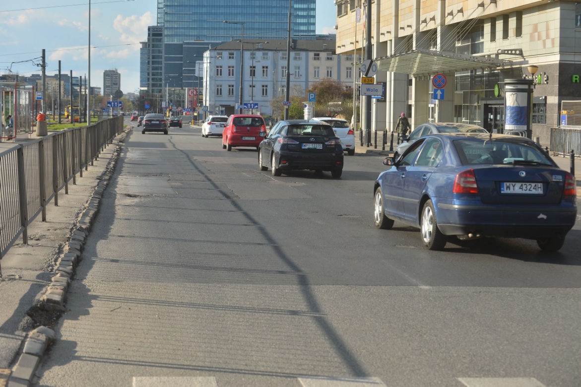 Wstyd! Takie dziurawe ulice w centrum Warszawy