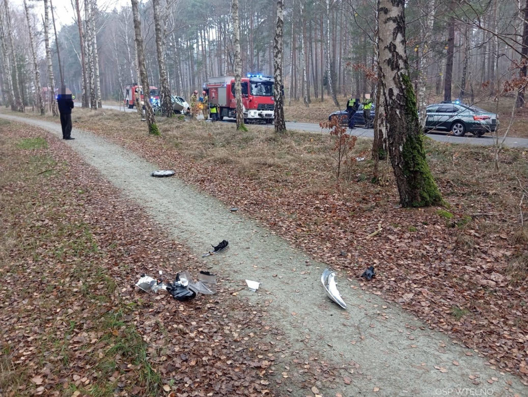 Groźny wypadek pod Bydgoszczą! Kierowca zakleszczony w aucie po uderzeniu w drzewo