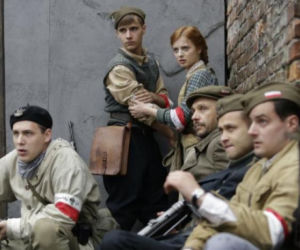 Czas honoru 7 sezon. Bronek (Maciej Zakościelny), Apacz (Maciej Musiał), Irena (Weronika Humaj), Janek (Antoni Pawlicki), 