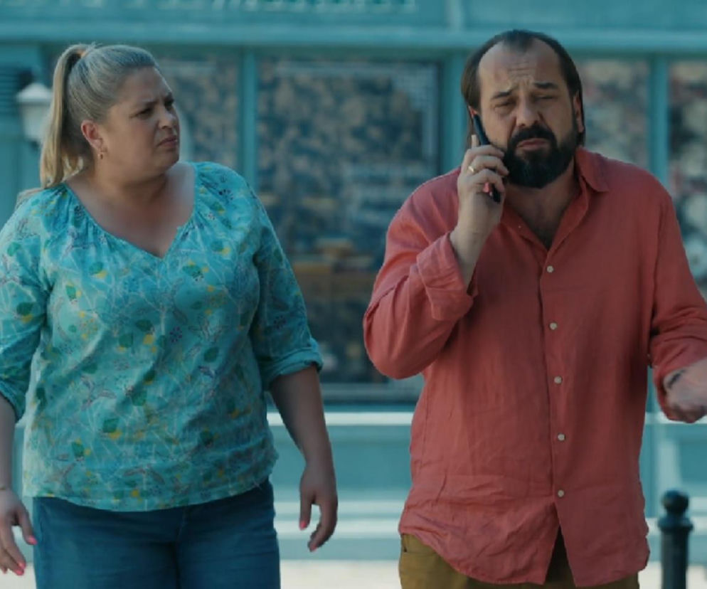 Aldona (Elżbieta Romanowska) i Borys (Jakub Wieczorek) Grzelakowie ze zmartwionymi minami na ulicy. Borys rozmawia przez telefon, gestykulując, a Aldona patrzy w bok z niezadowoleniem. To zdjęcie z serialu Barwy szczęścia, a więcej o nim znajdziesz na Super Seriale.