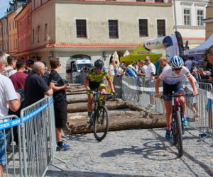 Na rowerach między kamienicami Starego Miasta. Eliminator MTB w Lublinie