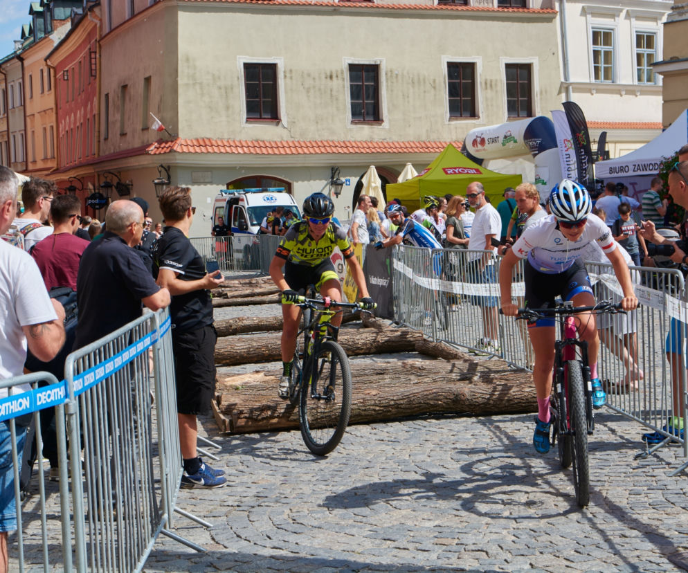 Na rowerach między kamienicami Starego Miasta. Eliminator MTB w Lublinie