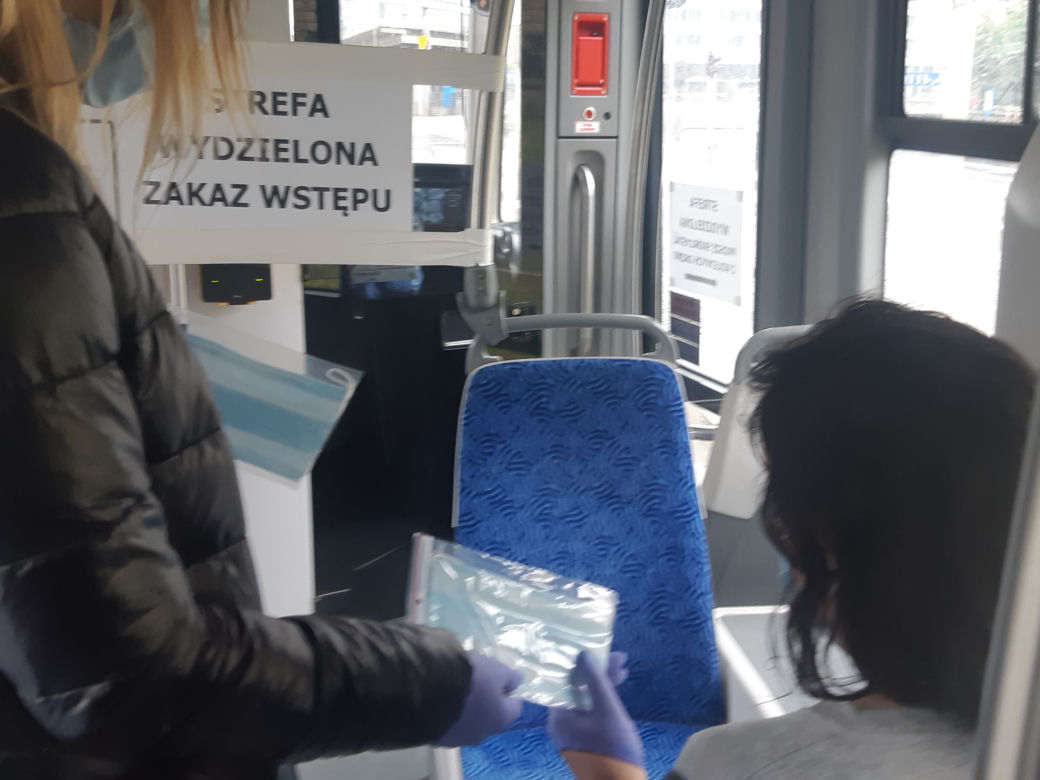 Policjanci kontrolują czy pasażerowie MPK Wrocław noszą maseczki