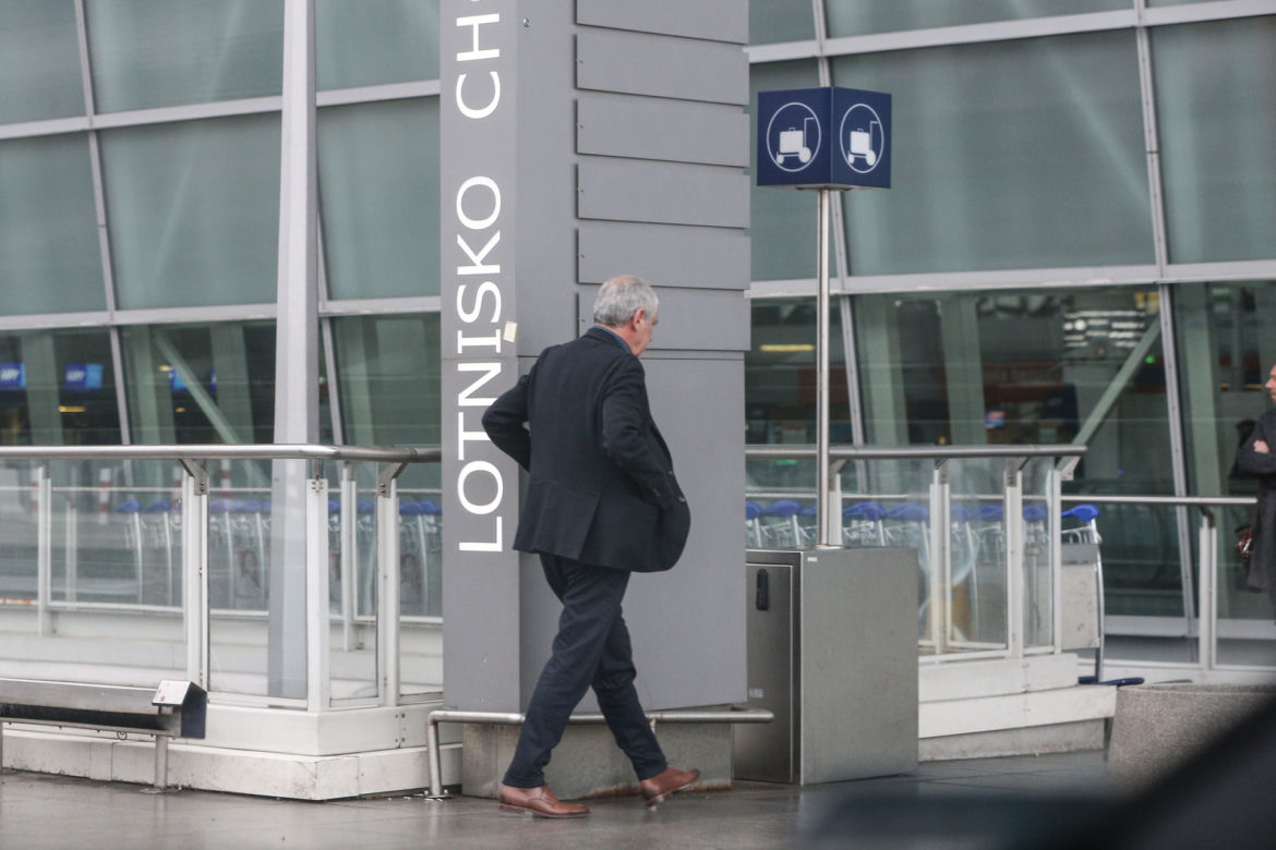Fernando Santos pali ostatniego papierosa przed odlotem