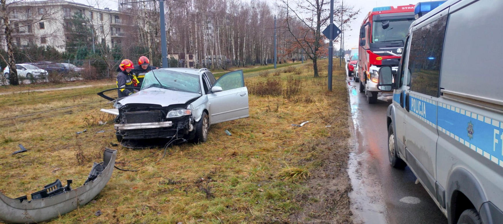 Koszmarny wypadek w Łodzi. Tramwaj i osobówka zderzyły się na Hetmańskiej [ZDJĘCIA].