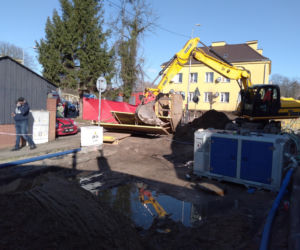 Wypadek na budowie w centrum Łobza. Pracownik został przysypany ziemią