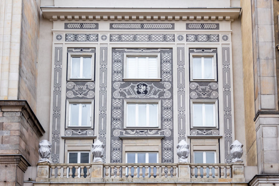 Nowe życie sgraffito. Zobacz odrestaurowane cztery warszawskie sgraffiti 