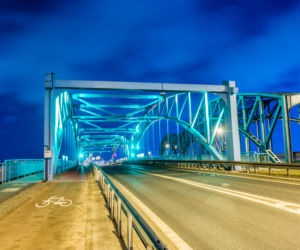 Iluminacje w Gdańsku w geście solidarności z osobami i rodzinami dotkniętymi chorobami rzadkimi.