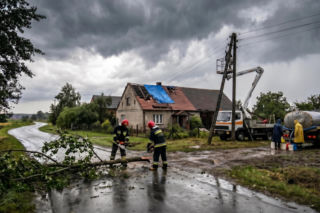 Gwałtowne burze nad Świętokrzyskiem zniszczyły dachy. Co doprowadziło do przerw w dostawach wody?