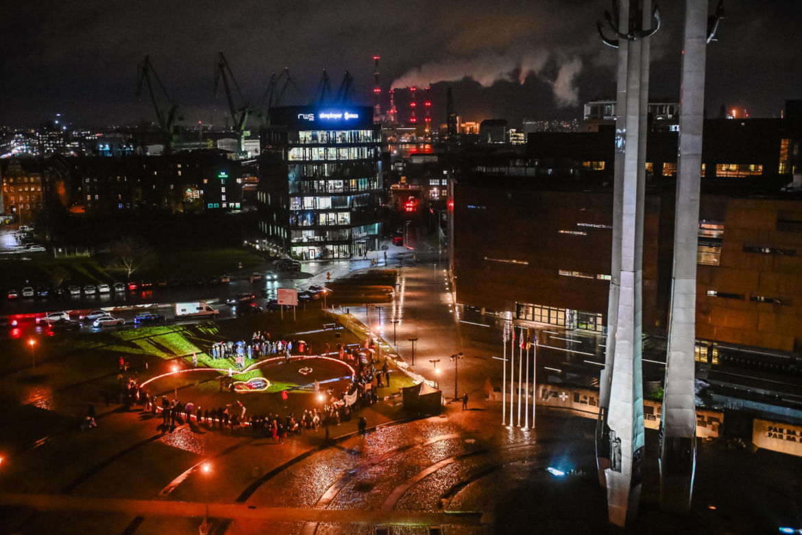 Gdańsk. "Rocznica śmierci Pawła Adamowicza. Na pl. Solidarności zapłonęło Wielkie Serce [ZDJĘCIA]. 