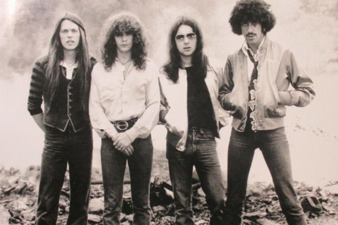 Czterech muzyków zespołu Thin Lizzy pozuje do zdjęcia. O historii ich największego hitu przeczytasz na EskaRock.