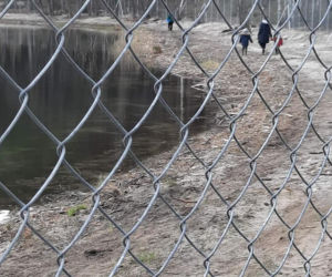 Jezioro Wielkie Oczko ogrodzone płotem. Zwierzęta odcięte od wody. Radny Gdańska: Takiej dewastacji dawno nie widziałem