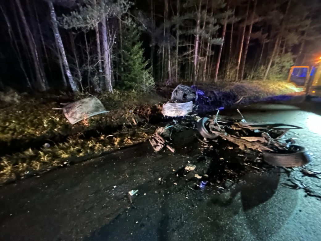 Dwa samochody zderzyły się na drodze, jeden stanał w ogniu. Wiele ofiar śmiertelnych