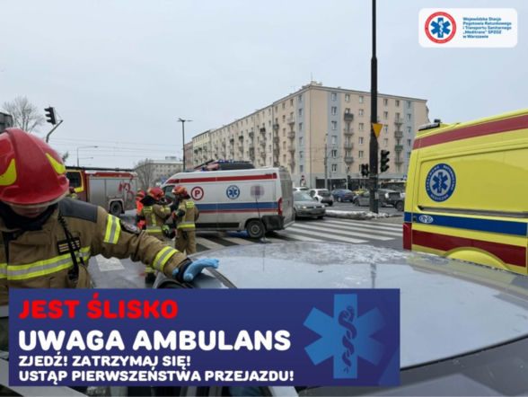 Karetka rozbiła się w Warszawie! Pacjentka ranna. Marznący deszcz i gołoledź paraliżują Polskę