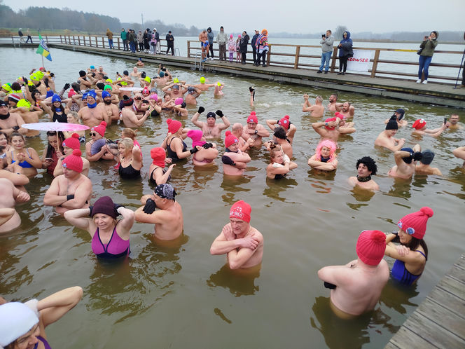 Mazowieckie Morsy otworzyły sezon morsowania 2025/2026 nad zalewem w Siedlcach