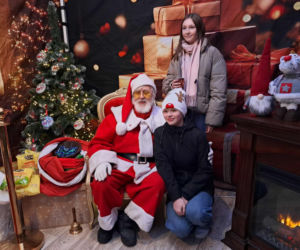 Święty Mikołaj Biedronki odwiedził świętokrzyskie miasto. Zobaczcie co działo się w wiosce przed sklepem