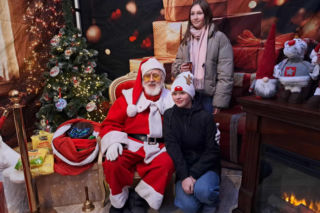 Święty Mikołaj Biedronki odwiedził świętokrzyskie miasto. Zobaczcie co działo się w wiosce przed sklepem