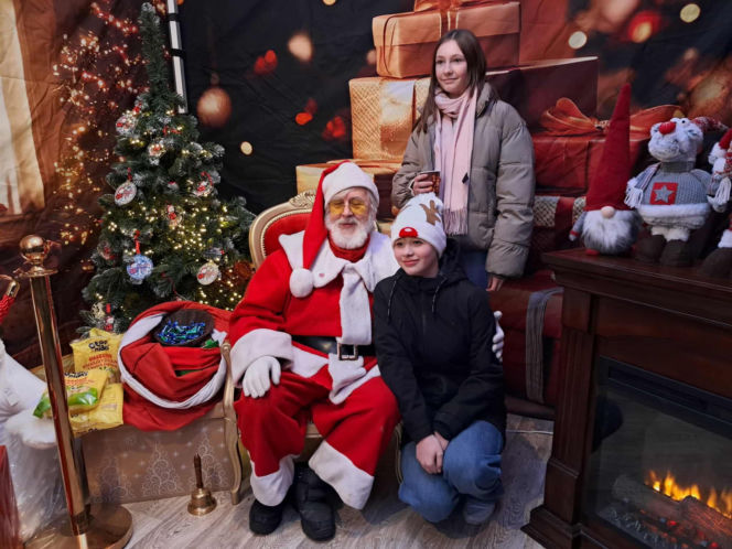 Święty Mikołaj Biedronki odwiedził świętokrzyskie miasto. Zobaczcie co działo się w wiosce przed sklepem