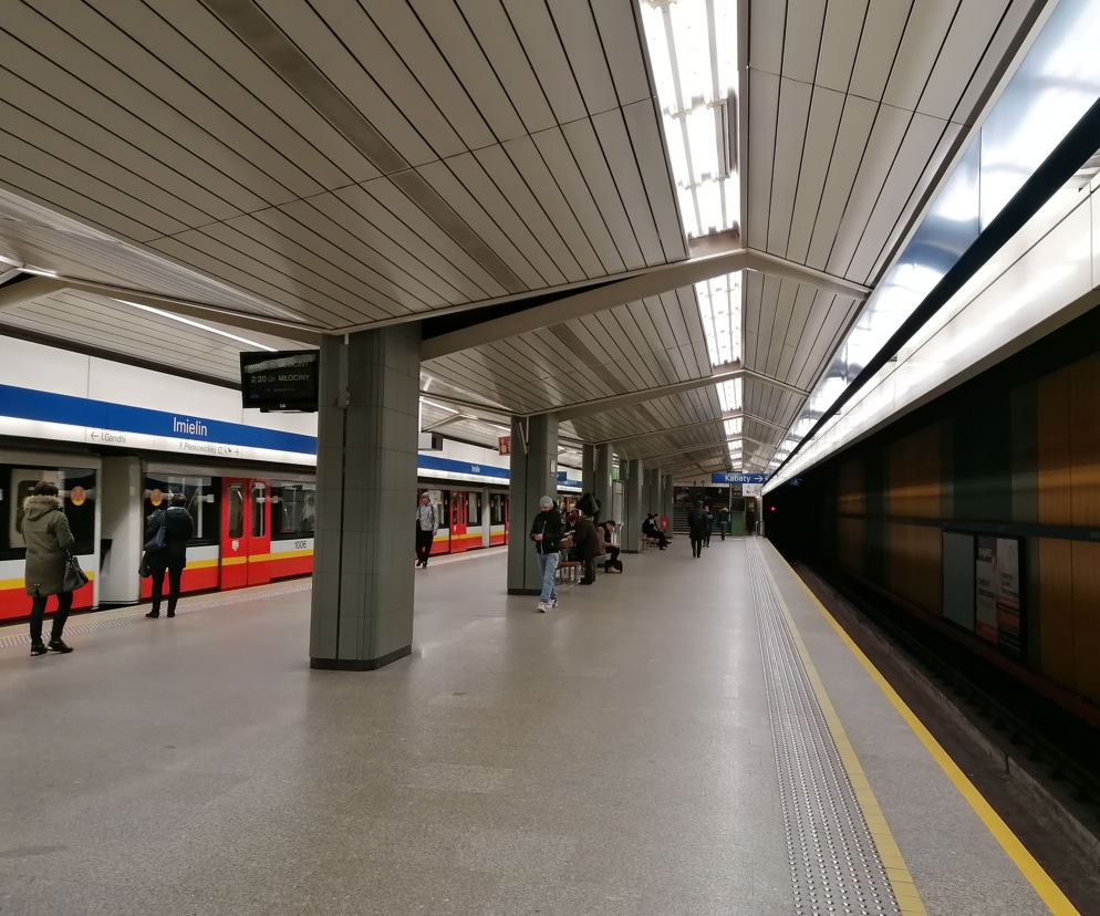 Warszawa: Metro przestaje jeździć, na ulice stolicy wyjadą autobusy zastępcze